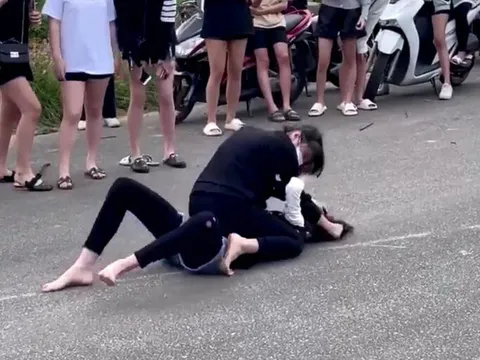 Bị bạn bè kích động, 2 nữ sinh ở Huế lao vào đánh nhau dữ dội giữa đường