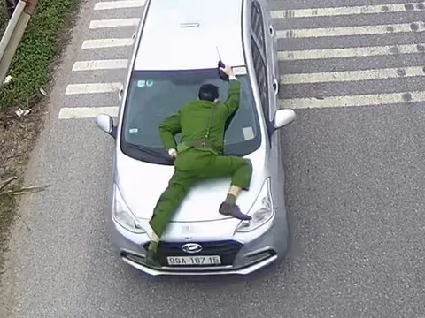 Cảnh sát bị tài xế xe ô tô hất lên nắp capo rồi lao đi gần 3km