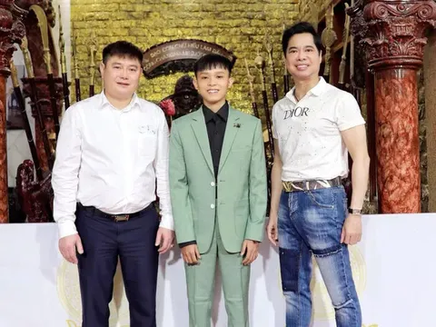 Vừa đỡ đầu cho Hồ Văn Cường, bầu Thụy liền nhận được tin vui, Ngọc Sơn nghe xong liền gửi lời chúc