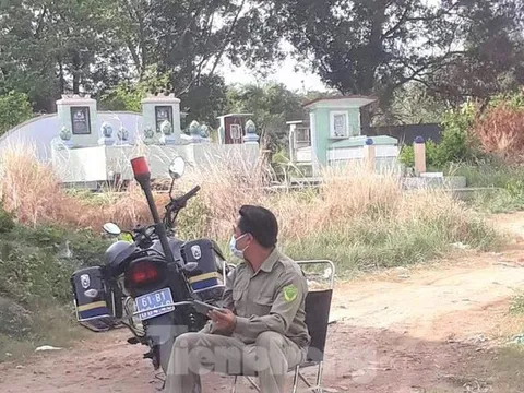 Thi thể người đàn ông đang phân hủy mạnh trong khu nghĩa địa ở Bình Dương
