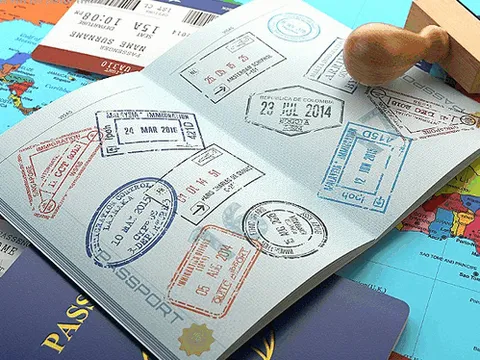 Một số vấn đề pháp lý về việc tạm hoãn xuất nhập cảnh