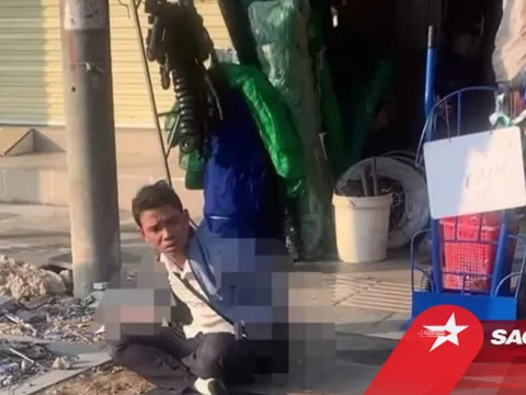 Người đàn ông ngồi sau xe máy kề dao đòi cắt cổ bạn gái vì nổi cơn ghen tuông