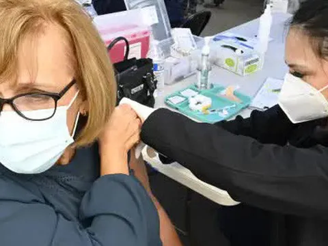 Các chuyên gia y tế Mỹ đưa ra khuyến cáo tiêm mũi vaccine thứ 4 cho người dân
