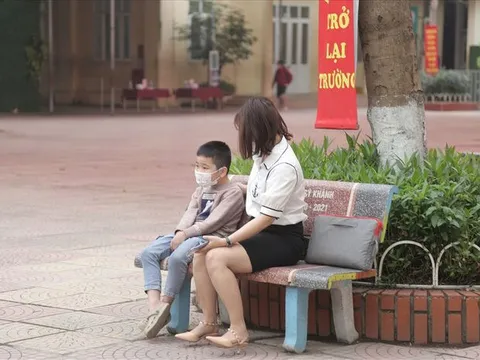Một phụ huynh đưa con lớp 1 đến nhầm trường trong ngày đầu tiên đi học