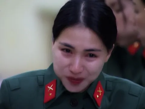 Hòa Minzy bật khóc trong bữa cơm vì bé Bo, ai cũng đều cay khóe mắt