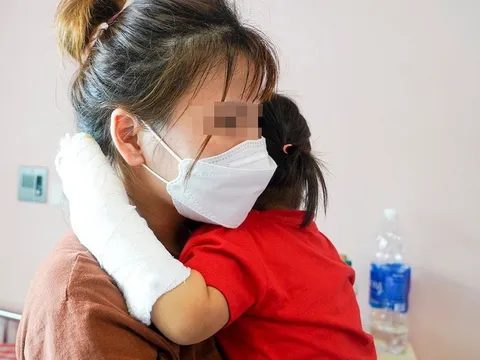 Tự rút sạc điện thoại, bé gái 29 tháng tuổi bị điện giật ngừng tim