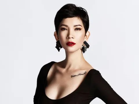 Xuân Lan phải bỏ chạy khi bị gã đàn ông lạ hét vào mặt, xin số điện thoại, nhét khăn giấy vào mũi
