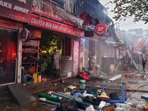 Căn nhà trên phố Hà Nội bốc cháy: Người dân la hét tháo chạy, hàng chục nhà bị ảnh hưởng