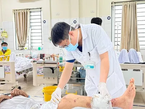 Bị chó cắn, bệnh nhân 95 tuổi có nguy cơ bị cắt cụt chân