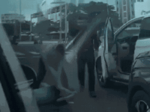 Xôn xao clip nam tài xế Grab bị nhóm người hành hung dã man ngay giữa giao lộ ở Đà Nẵng