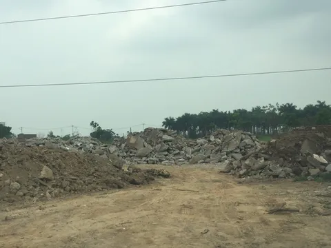 Cần xử lý ngay việc tập kết phế thải trái phép tại xã Tích Giang