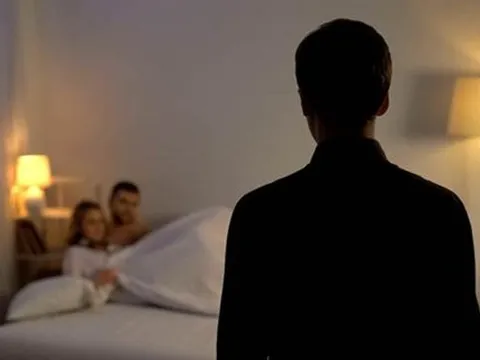Chồng bị đâm nhiều nhát khi thấy vợ ngoại tình và cái kết không ngờ bởi sự xuất hiện của 2 nhân vật