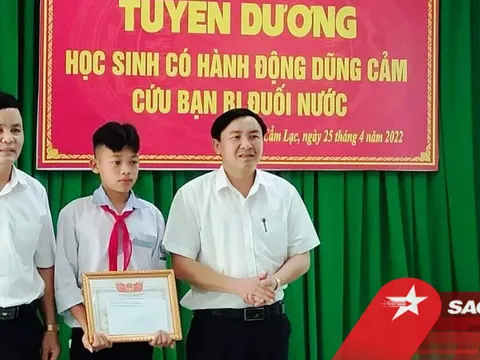 Trao bằng khen cho học sinh lớp 8 cứu hai em nhỏ đuối nước