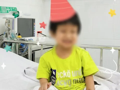 Phẫu thuật ghép thành công một phần gan của mẹ cho con gái 3 tuổi
