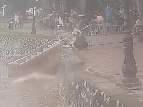 Hà Nội: Bàng hoàng phát hiện thi thể nam thanh niên ở hồ Thành Công