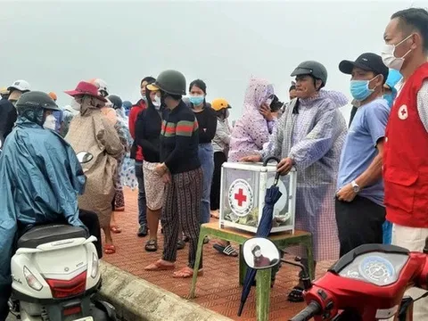 Cha ôm con 6 tuổi nhảy cầu Cửa Đại tự tử, người mẹ ngất xỉu khi nghe tin dữ