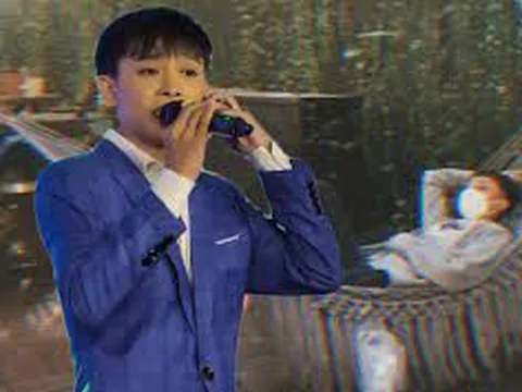 Fan xúc động hình ảnh Hồ Văn Cường tranh thủ nằm võng nghỉ ngơi khi chạy show trên Đà Lạt