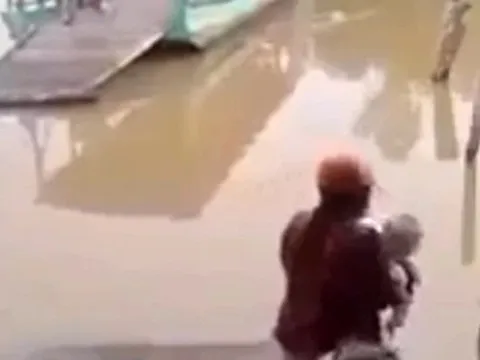 Người mẹ đang bế con nhỏ rồi bất ngờ quăng xuống sông trước sự ngỡ ngàng của nhiều người