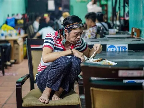 Lan truyền hình ảnh NSƯT Hoài Linh ngồi co hai chân ăn cơm hộp hậu ồn ào từ thiện, thực hư thế nào?