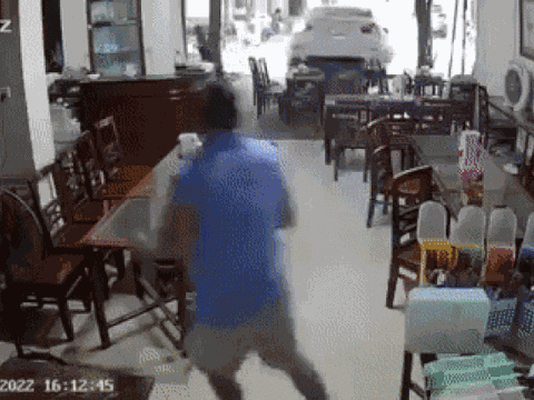 Clip: Xe sang chạy lùi lao thẳng vào quán phở, phản ứng nhanh nhạy giúp chủ quán thoát nạn trong gang tấc