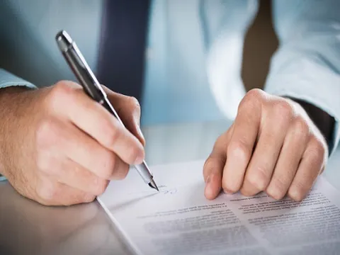 NLĐ hết thời gian thử việc có đương nhiên chuyển sang hợp đồng chính thức?