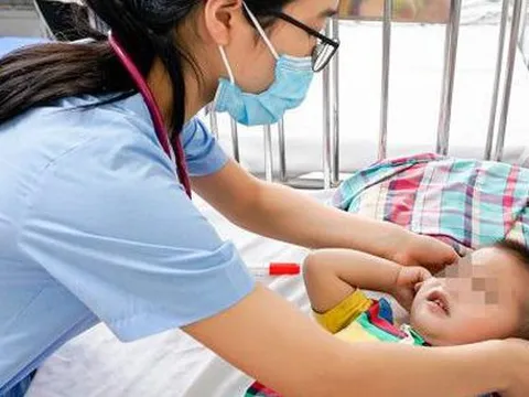 Trẻ mắc tay chân miệng gia tăng: Bác sĩ cảnh báo triệu chứng cha mẹ không được bỏ qua