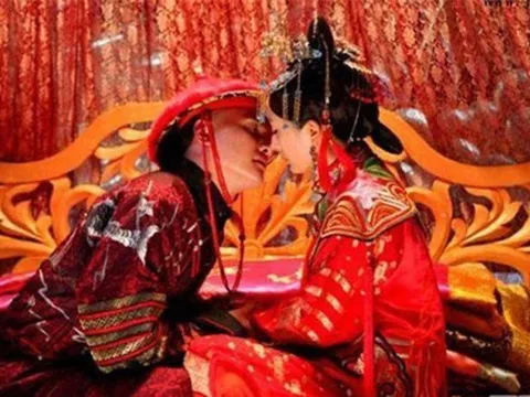 Tại sao Hoàng hậu bắt buộc phải ăn sủi cảo trước khi tận hưởng đêm 'hoan lạc' đầu tiên với Hoàng đế?