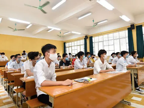 Cụ ông 82 tuổi đăng ký dự thi tốt nghiệp THPT tại Hà Nội