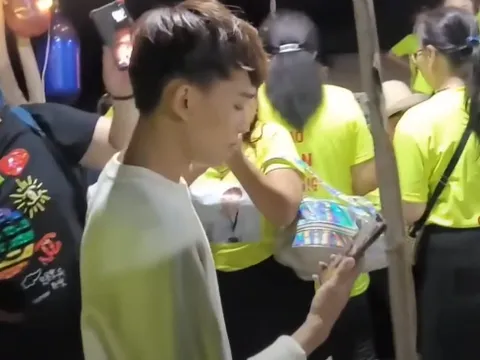 Đang 'quẩy' cực sung bên bờ biển, Hồ Văn Cường có hành động bất ngờ khiến fan khóc sướt mướt