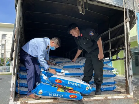 An Giang: Phát hiện ô tô chở số lượng lớn phân bón giả, kém chất lượng