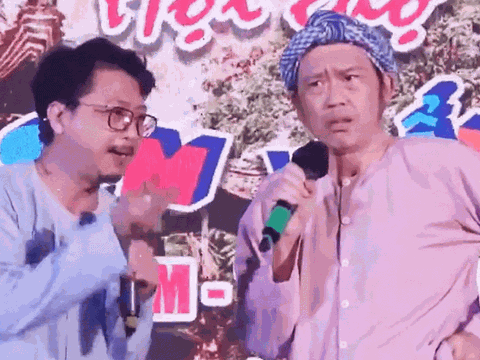 Hoài Linh và Hứa Minh Đạt bị ai đó ném đồ lên sân khấu lúc biểu diễn, khán giả tranh cãi về hành động
