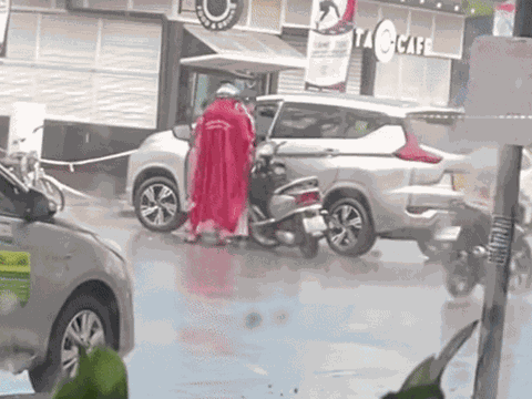 Gặp va chạm khiến xe móp méo, tài xế ô tô vẫn có hành động khiến ai ai cũng ấm lòng