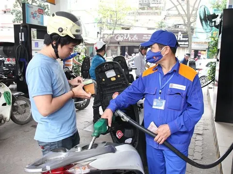 Đã trình Chính phủ phương án giảm thuế để 'hạ nhiệt' giá xăng dầu