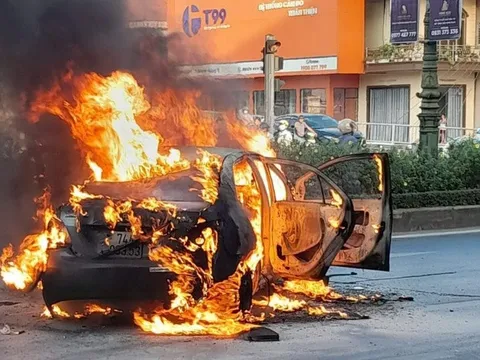 Ôtô bốc cháy ngùn ngụt sau va chạm giao thông