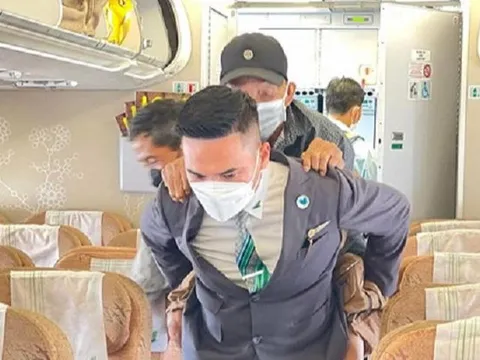 Xúc động cụ ông 70 tuổi cõng cha già 90 tuổi lên máy bay với lời khẳng định: 'Bác cõng được bố mình'