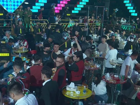 Đột kích quán bar, phát hiện đối tượng mang súng cùng 25 viên đạn phòng thân