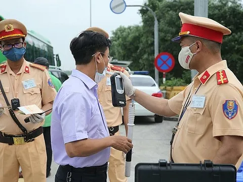 CSGT có quyền gửi thông báo về cơ quan khi công chức vi phạm giao thông?
