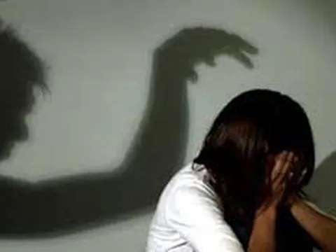 Nghi vấn bé gái 8 tuổi bị người đàn ông bịt khẩu trang xông vào nhà xâm hại, công an vào cuộc điều tra