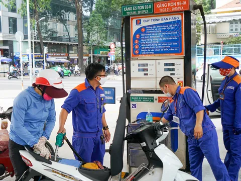 Trình Ủy ban Thường vụ Quốc hội Nghị quyết giảm thuế bảo vệ môi trường đối với xăng, dầu