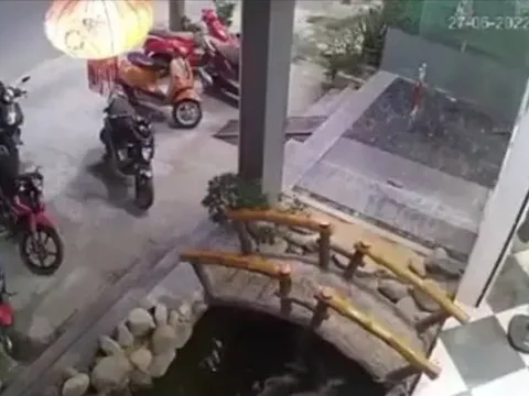 Đi cà phê cùng bố mẹ, bé trai 4 tuổi rơi xuống bể cá đuối nước và lời cảnh tỉnh cho các bậc phụ huynh