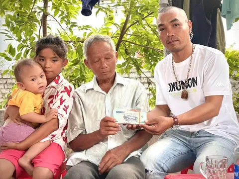 Cụ ông bị kẻ xấu phá hoại vườn dưa hấu được ủng hộ hơn 50 triệu đồng từ những người xa lạ