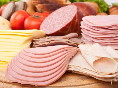 Tránh xa ngay 10 thực phẩm này nếu không muốn làn da bị 'hủy hoại'