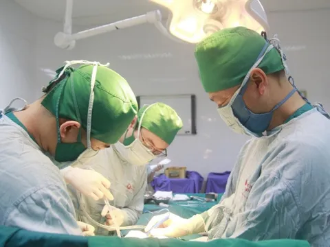 Cụ bà 73 tuổi cùng lúc mắc hai loại ung thư được phẫu thuật cấp cứu thành công