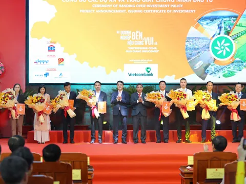 Hậu Giang: Trao 12 giấy chứng nhận đăng ký đầu tư với tổng vốn gần 19.000 tỷ đồng