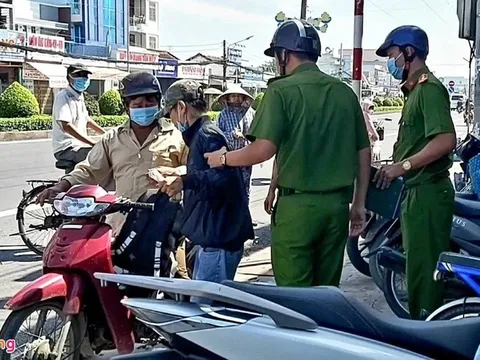 Nam thanh niên biểu hiện bất thường mang cục đất đến bán cho tiệm vàng