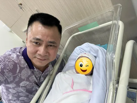 NSND Tự Long lên chức bố ở tuổi U50, còn làm hẳn bài thơ chào mừng quý tử