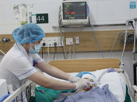 Cô gái rơi vào hôn mê sâu sau khi sử dụng thuốc lá điện tử bạn mời