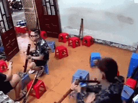Nữ chủ quán dùng 'tuyệt chiêu' giải cứu thanh niên say thuốc lào, cầm điếu cày chèo thuyền trên cạn