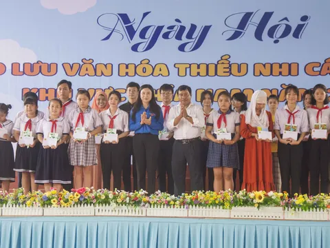 Trà Vinh: Trao 50 suất học bổng Vừ A Dính và 2 căn nhà Khăn quàng đỏ cho thiếu nhi dân tộc thiểu số