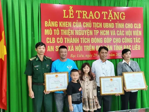 Trao Bằng khen của Chủ tịch UBND tỉnh Bạc Liêu cho CLB Mô tô thiện nguyện TP. Hồ Chí Minh